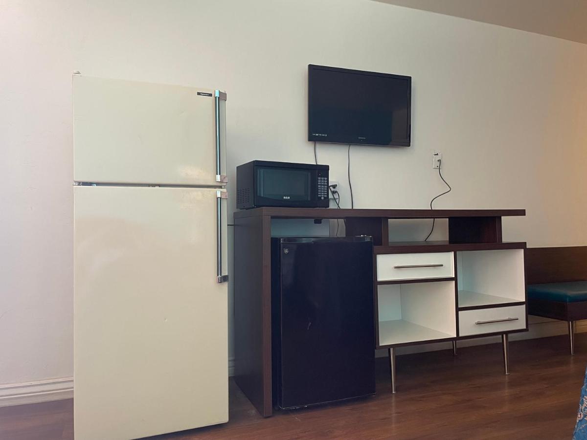 B&J Hotel And Apartments Пекос Екстериор снимка