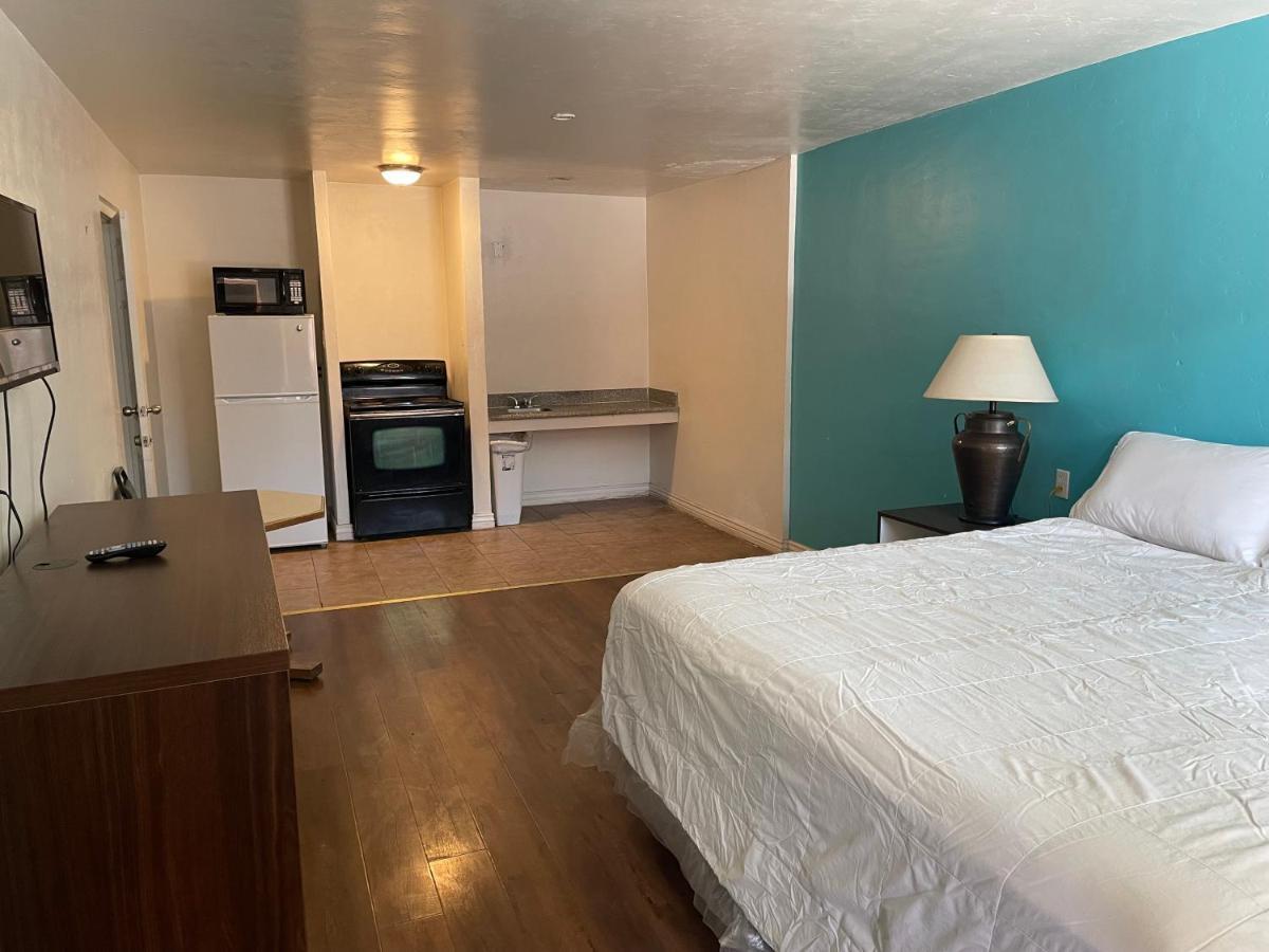B&J Hotel And Apartments Пекос Екстериор снимка