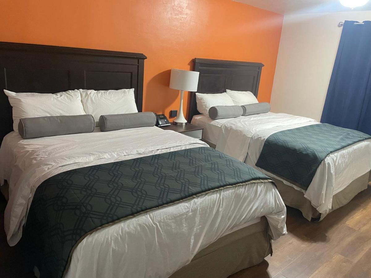 B&J Hotel And Apartments Пекос Екстериор снимка