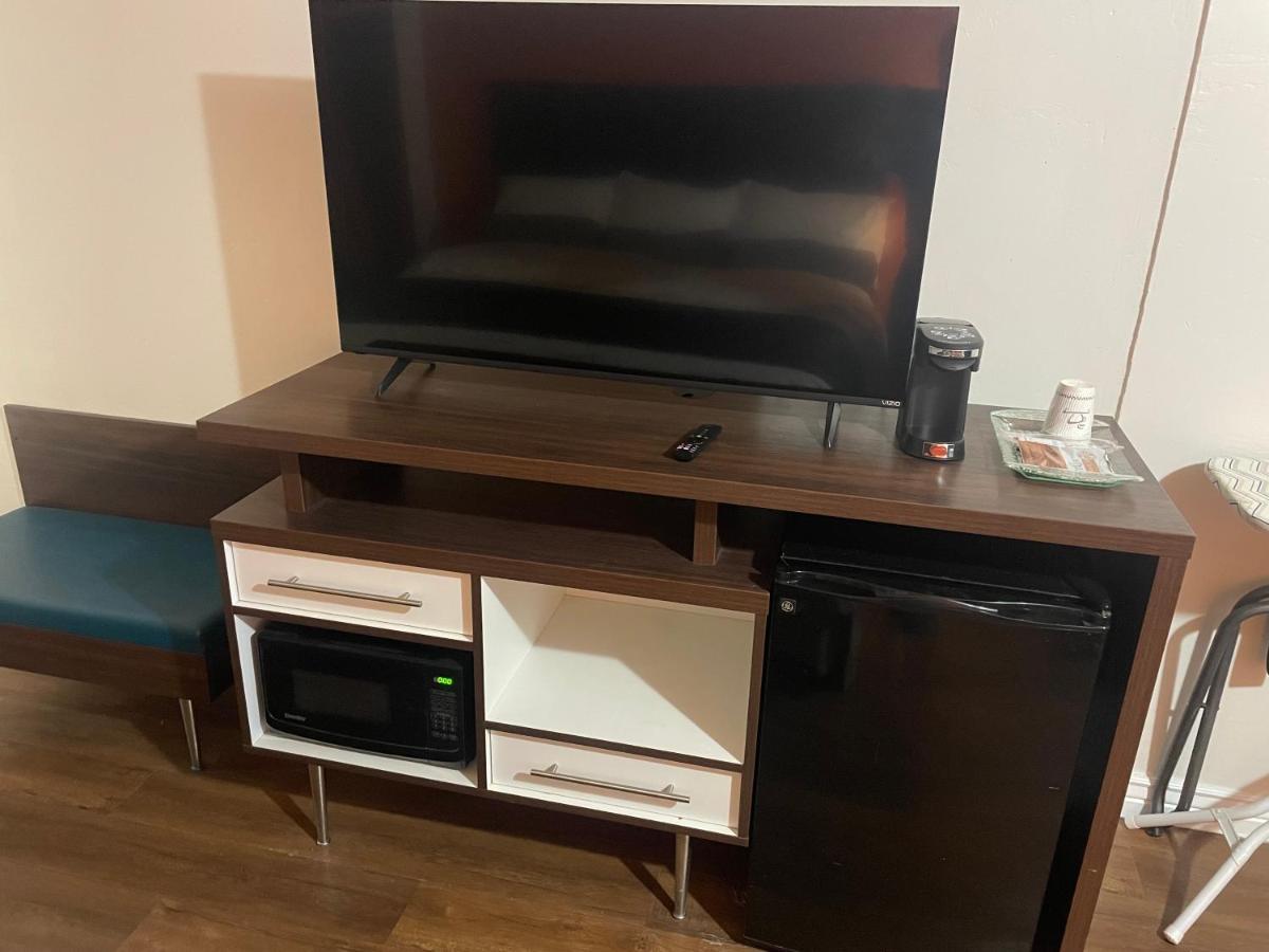 B&J Hotel And Apartments Пекос Екстериор снимка
