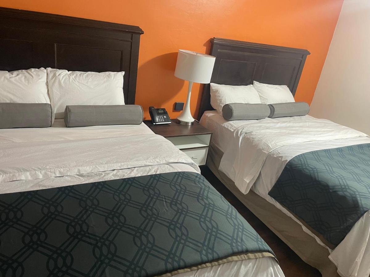 B&J Hotel And Apartments Пекос Екстериор снимка