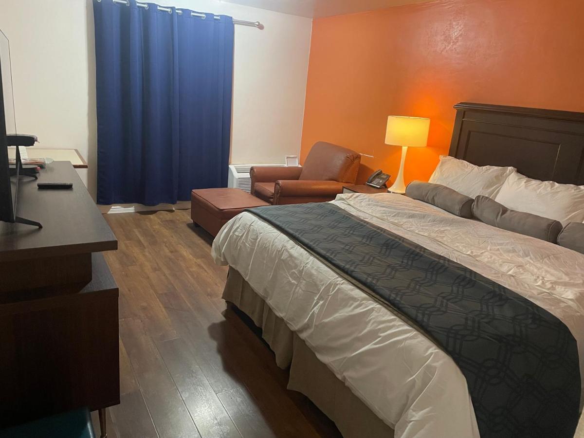 B&J Hotel And Apartments Пекос Екстериор снимка