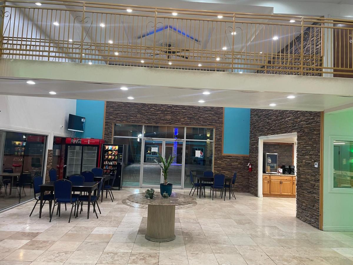 B&J Hotel And Apartments Пекос Екстериор снимка