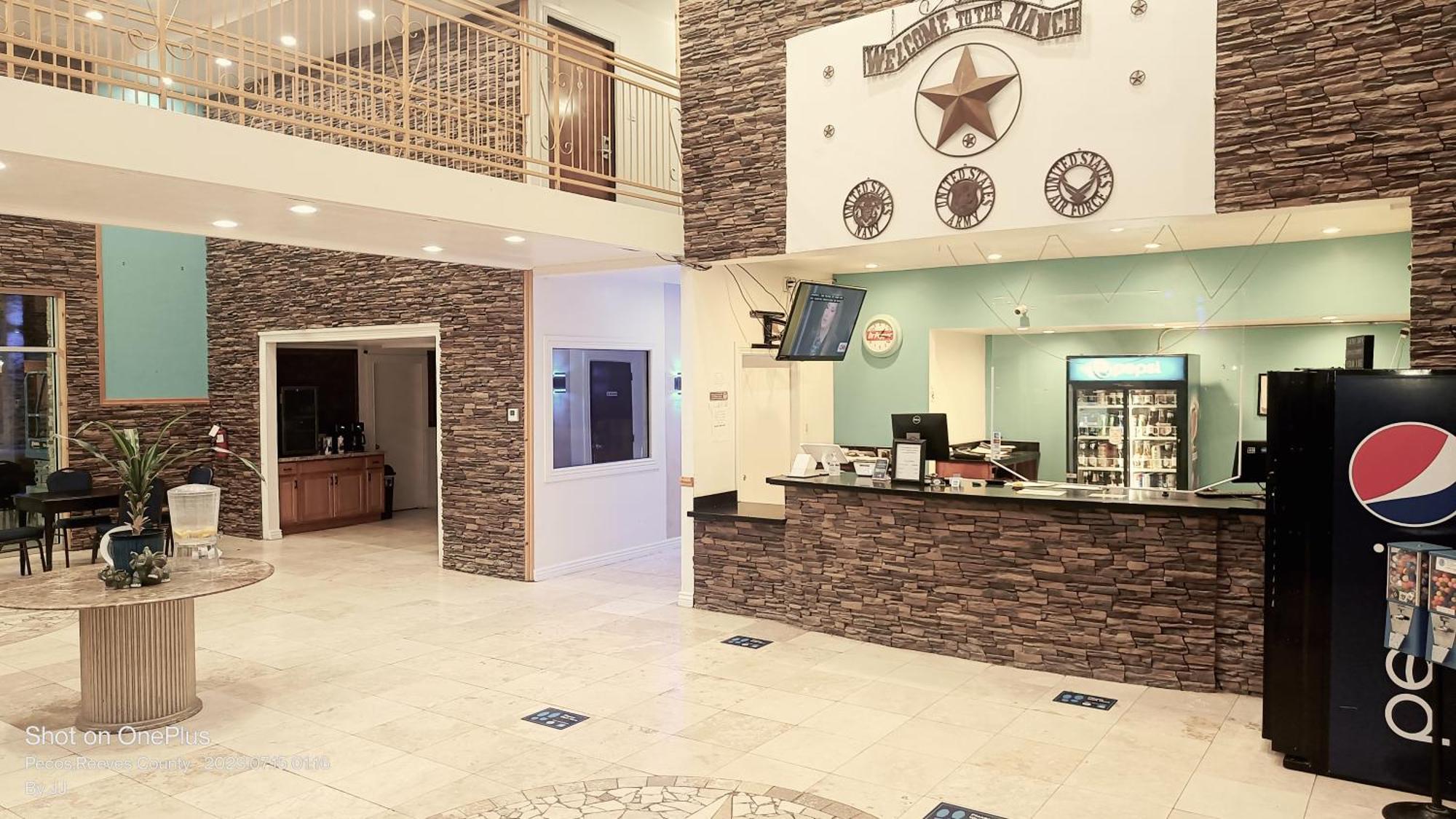 B&J Hotel And Apartments Пекос Екстериор снимка