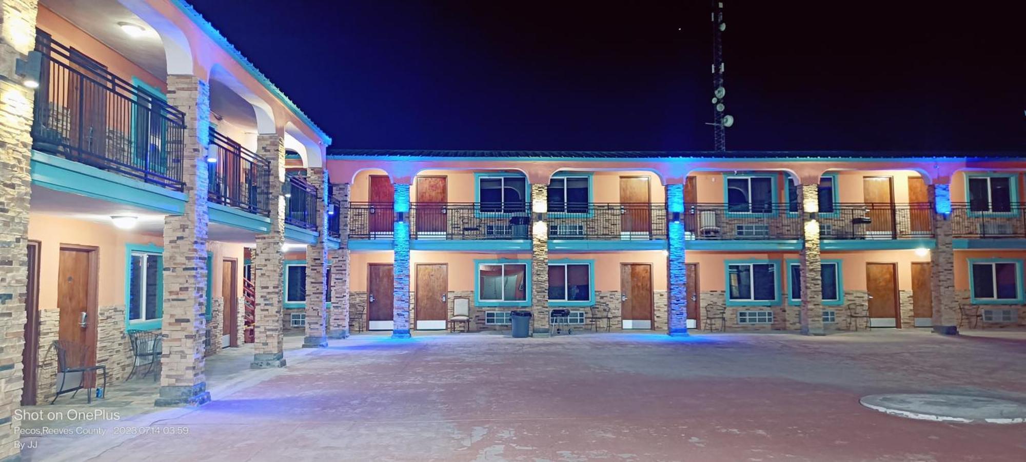 B&J Hotel And Apartments Пекос Екстериор снимка
