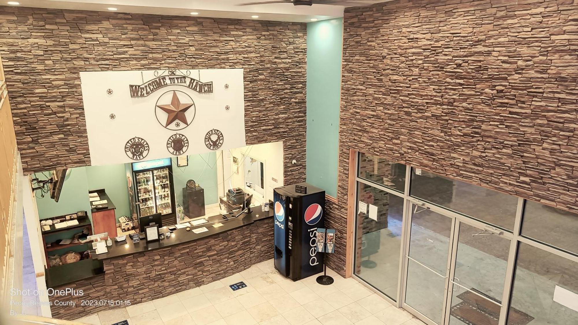 B&J Hotel And Apartments Пекос Екстериор снимка