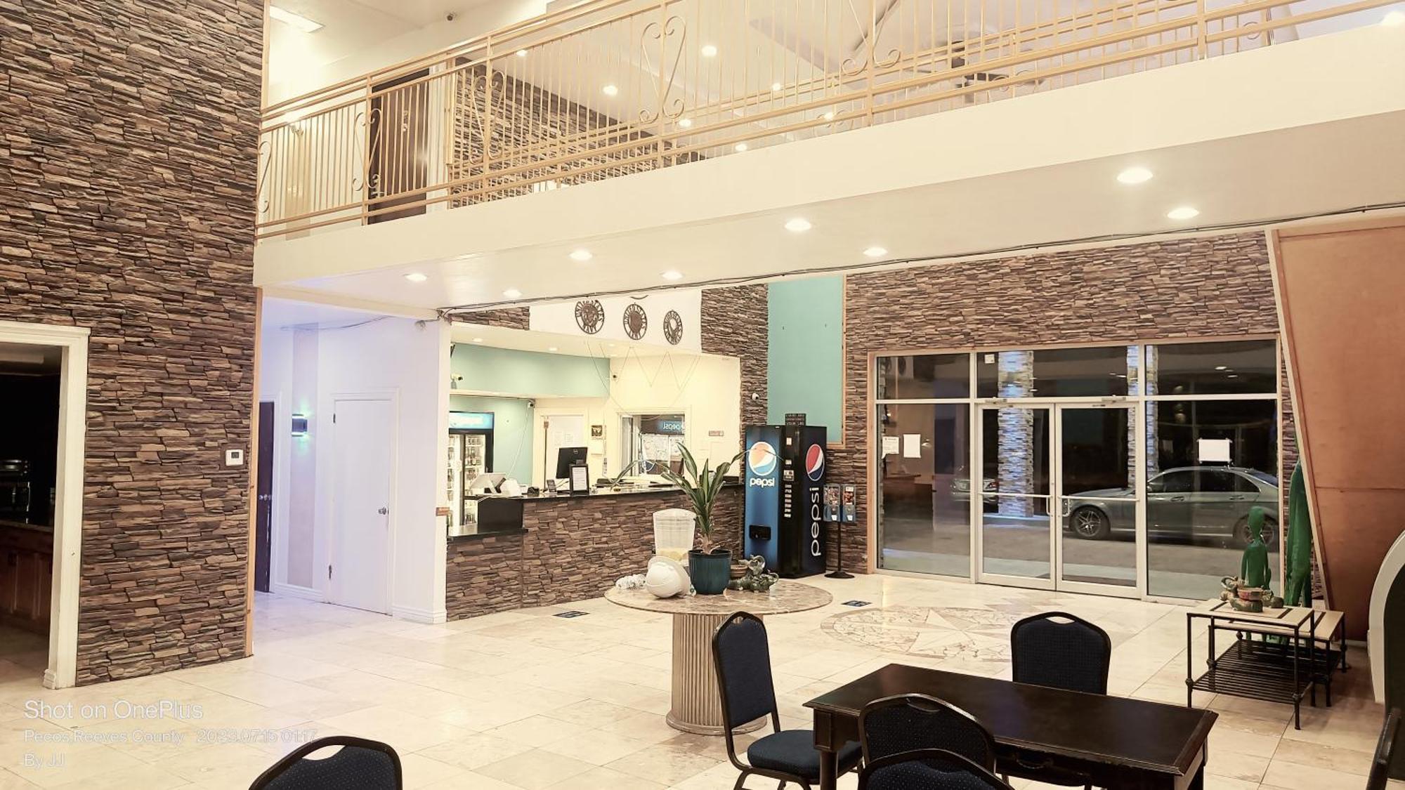B&J Hotel And Apartments Пекос Екстериор снимка