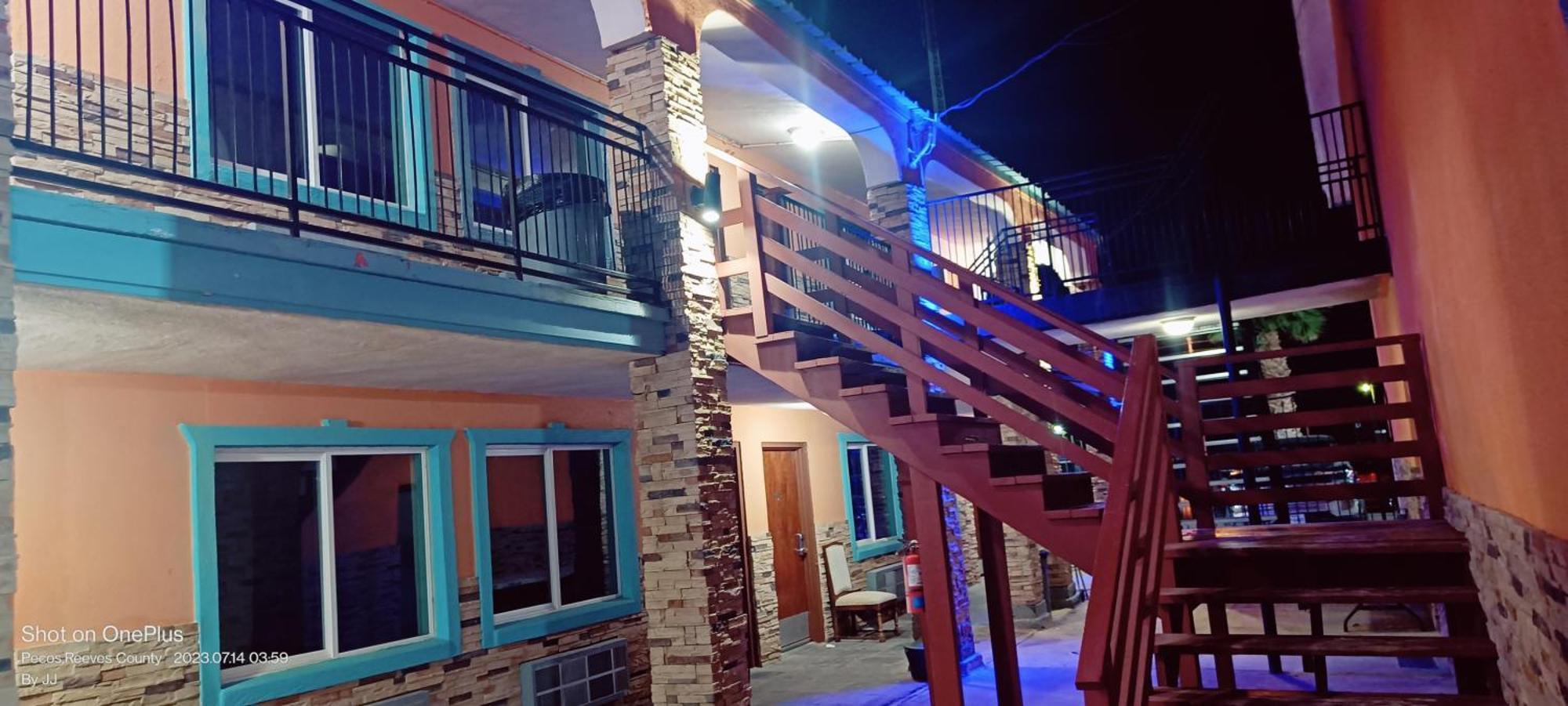 B&J Hotel And Apartments Пекос Екстериор снимка