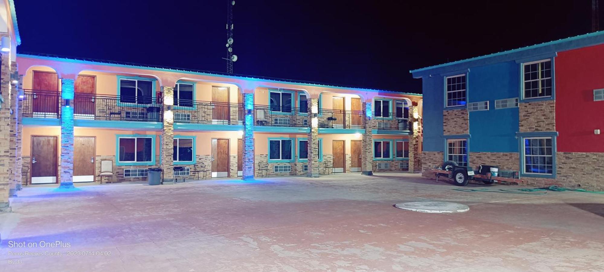 B&J Hotel And Apartments Пекос Екстериор снимка