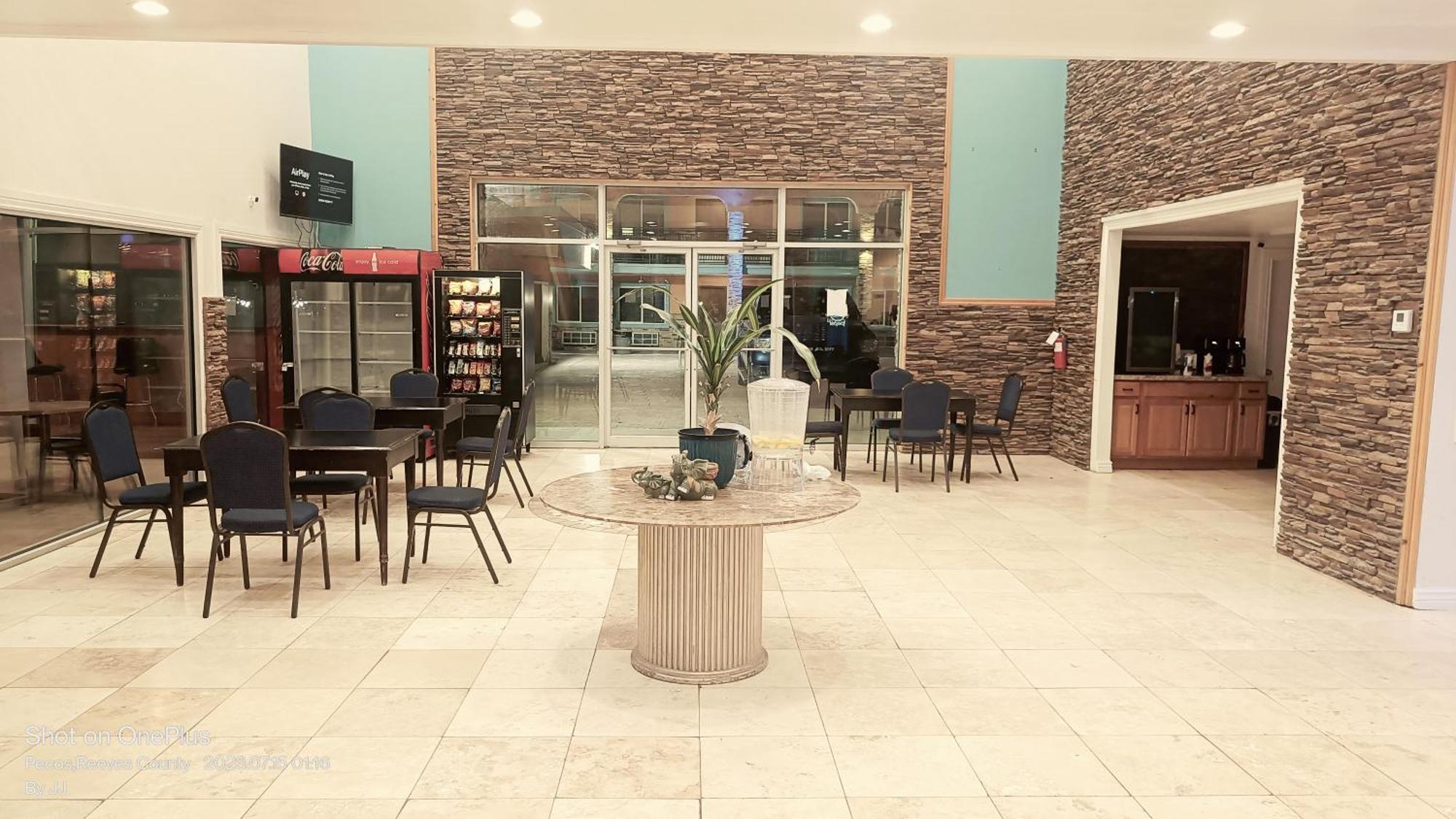 B&J Hotel And Apartments Пекос Екстериор снимка