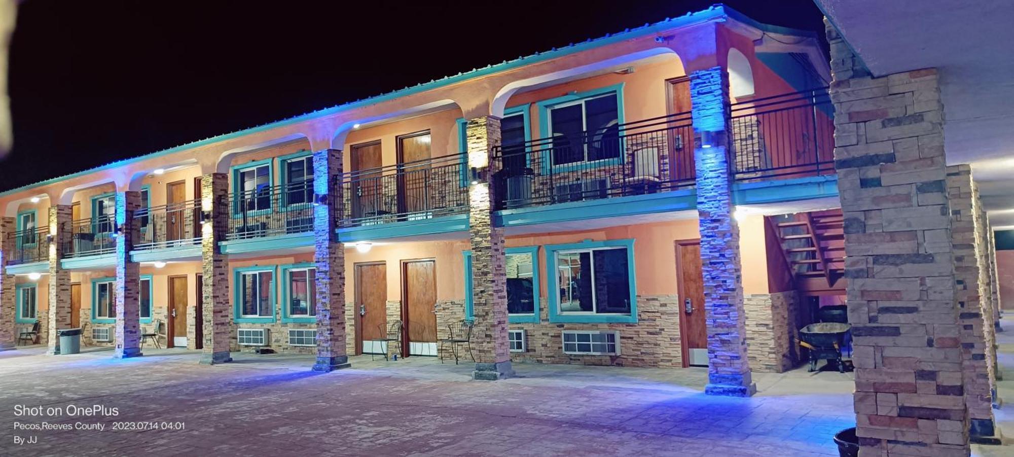 B&J Hotel And Apartments Пекос Екстериор снимка