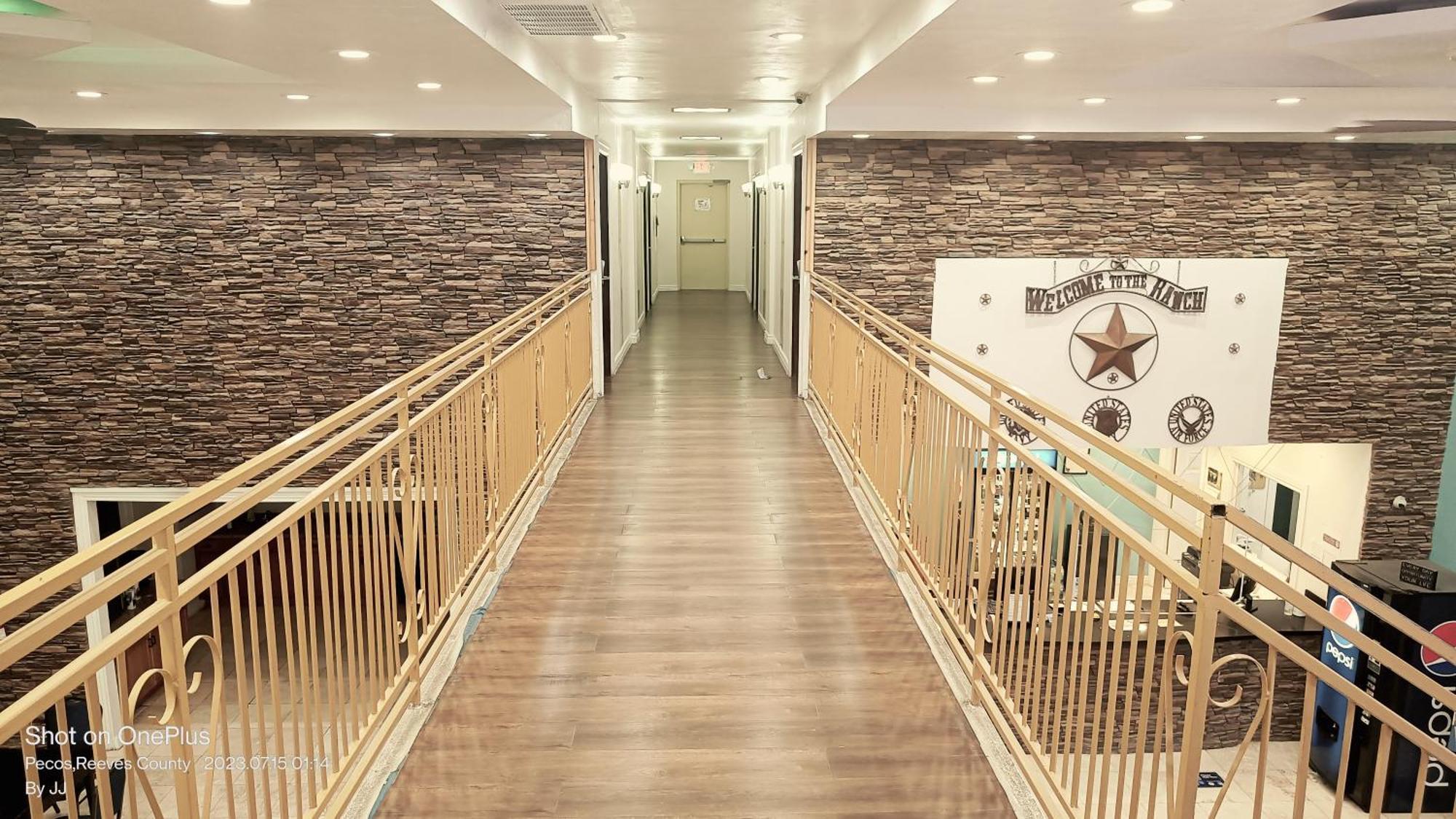 B&J Hotel And Apartments Пекос Екстериор снимка