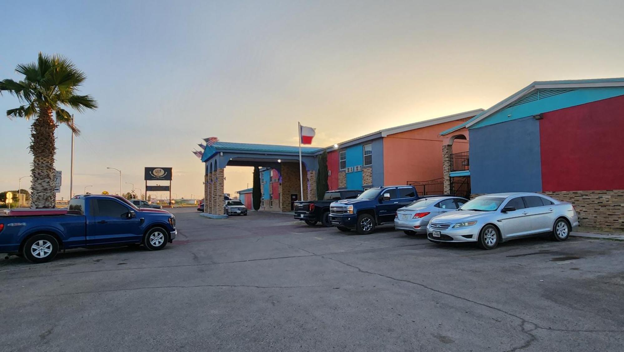 B&J Hotel And Apartments Пекос Екстериор снимка