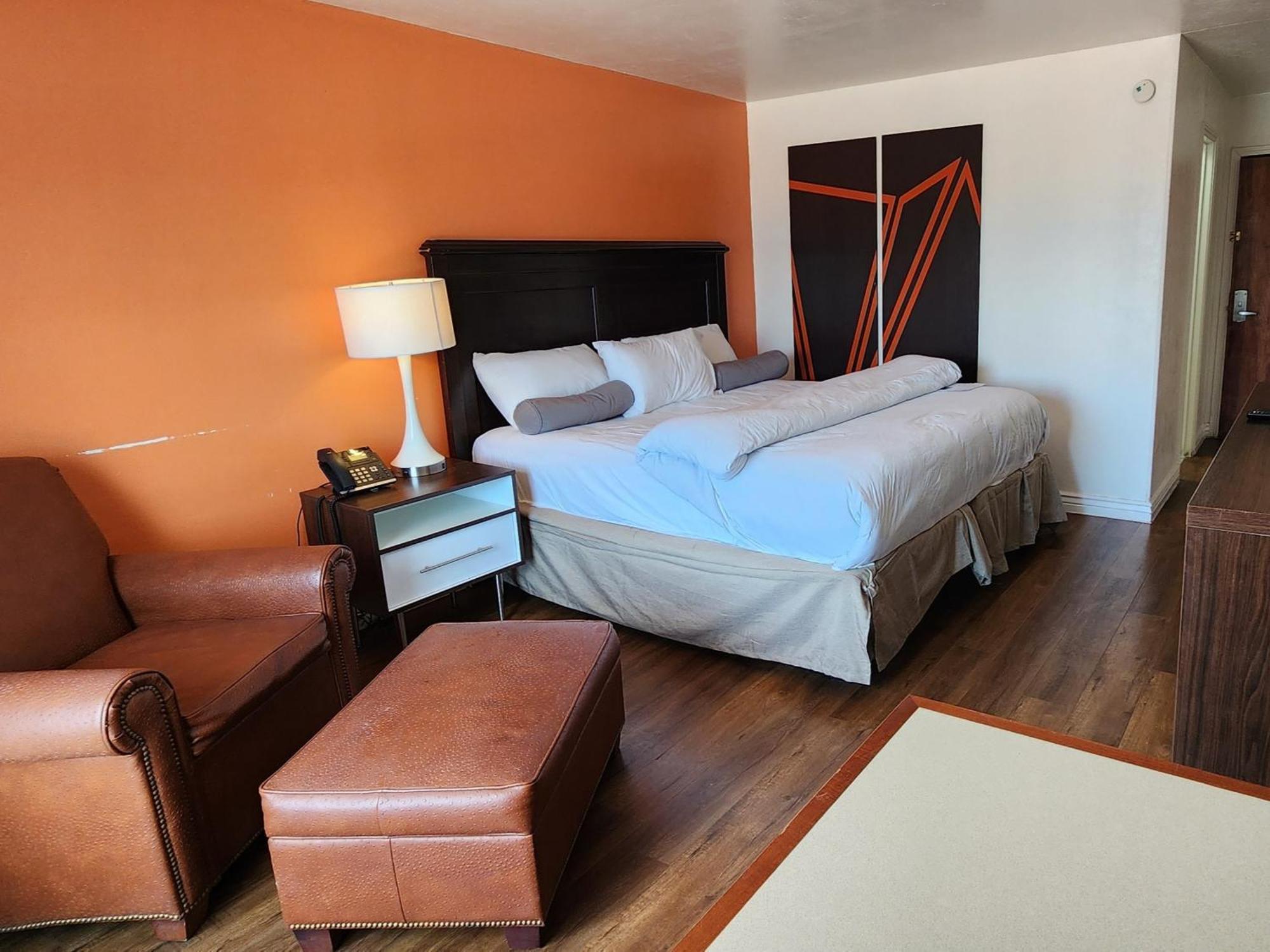 B&J Hotel And Apartments Пекос Екстериор снимка