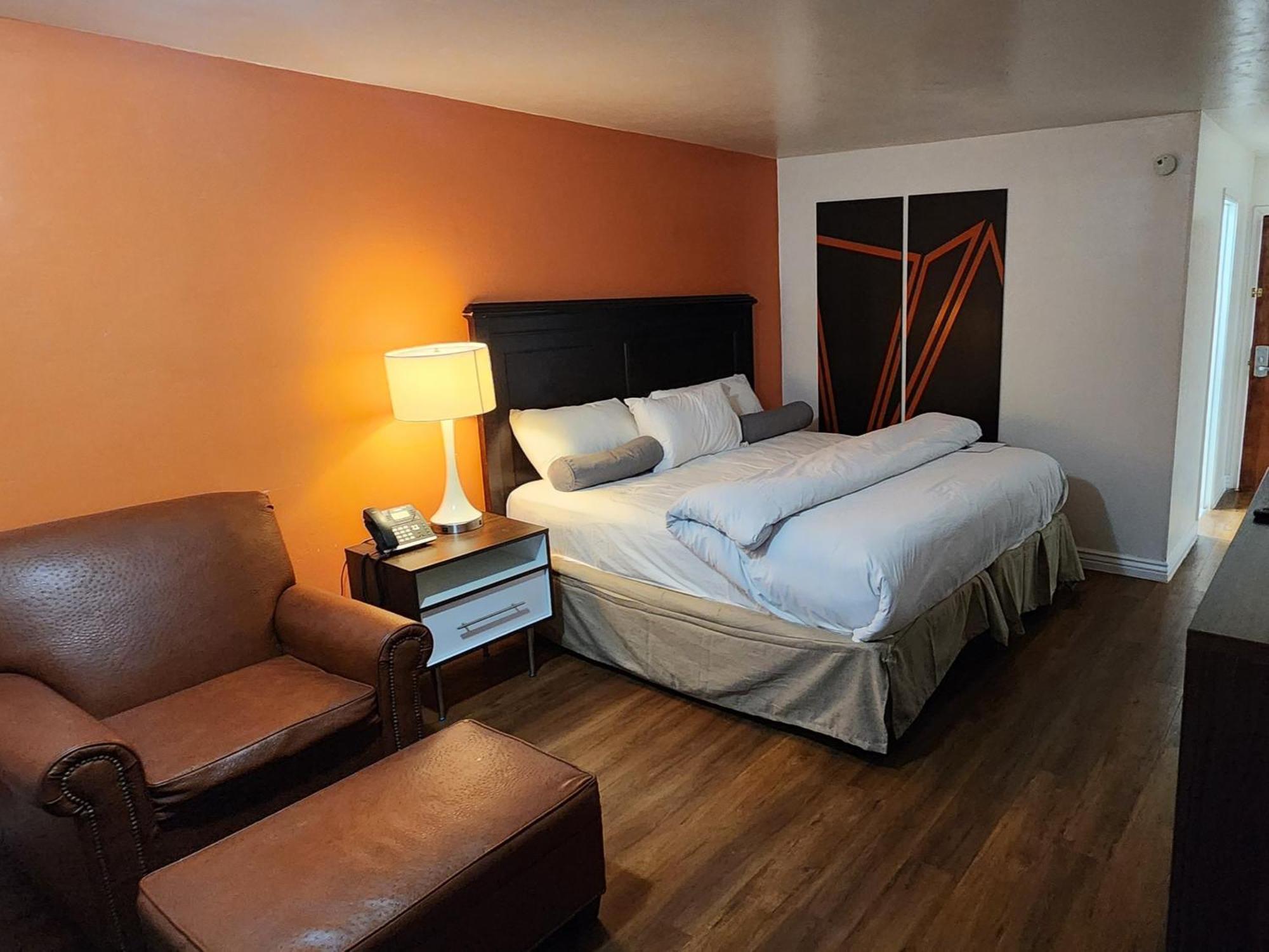 B&J Hotel And Apartments Пекос Екстериор снимка