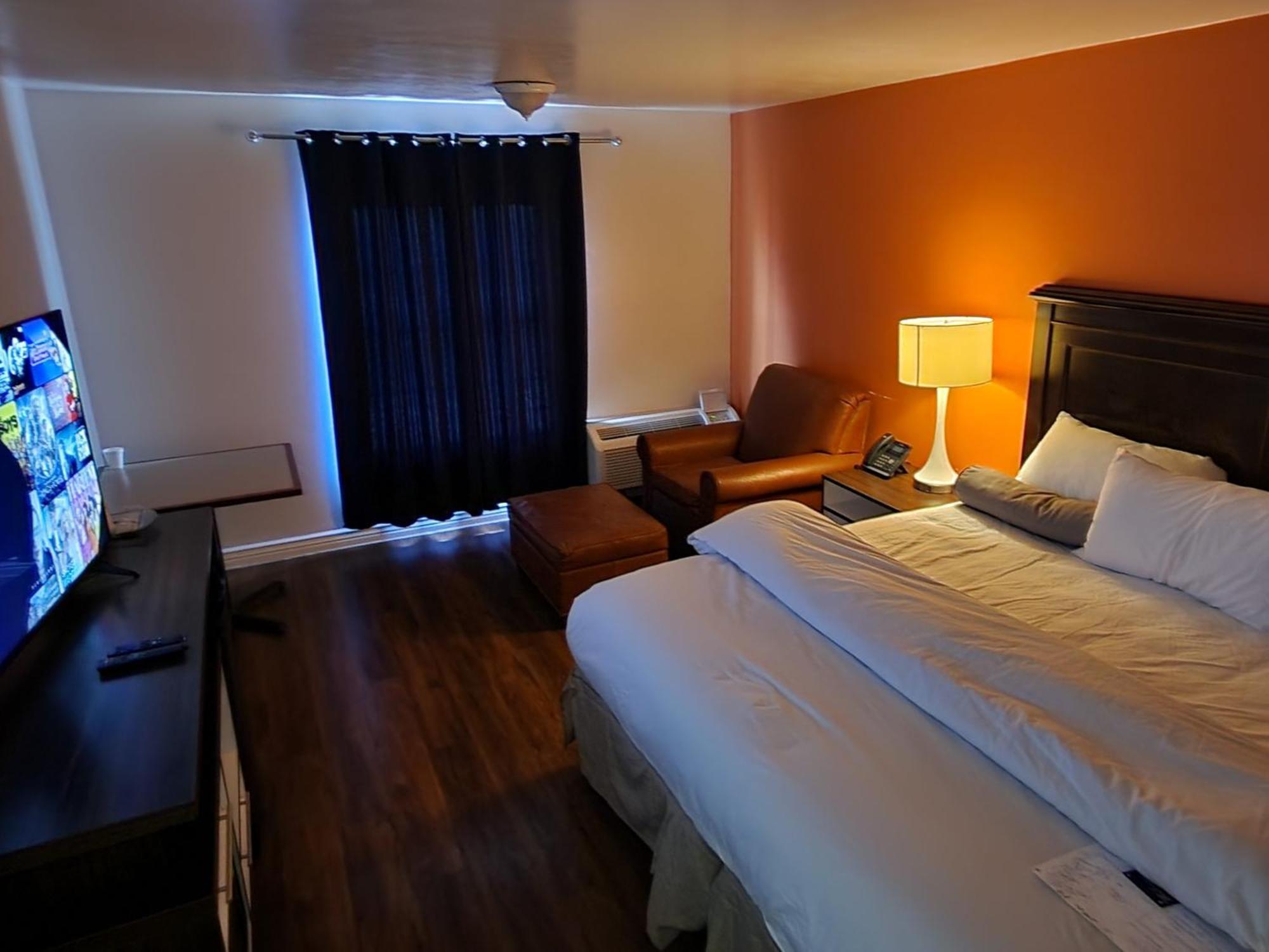 B&J Hotel And Apartments Пекос Екстериор снимка