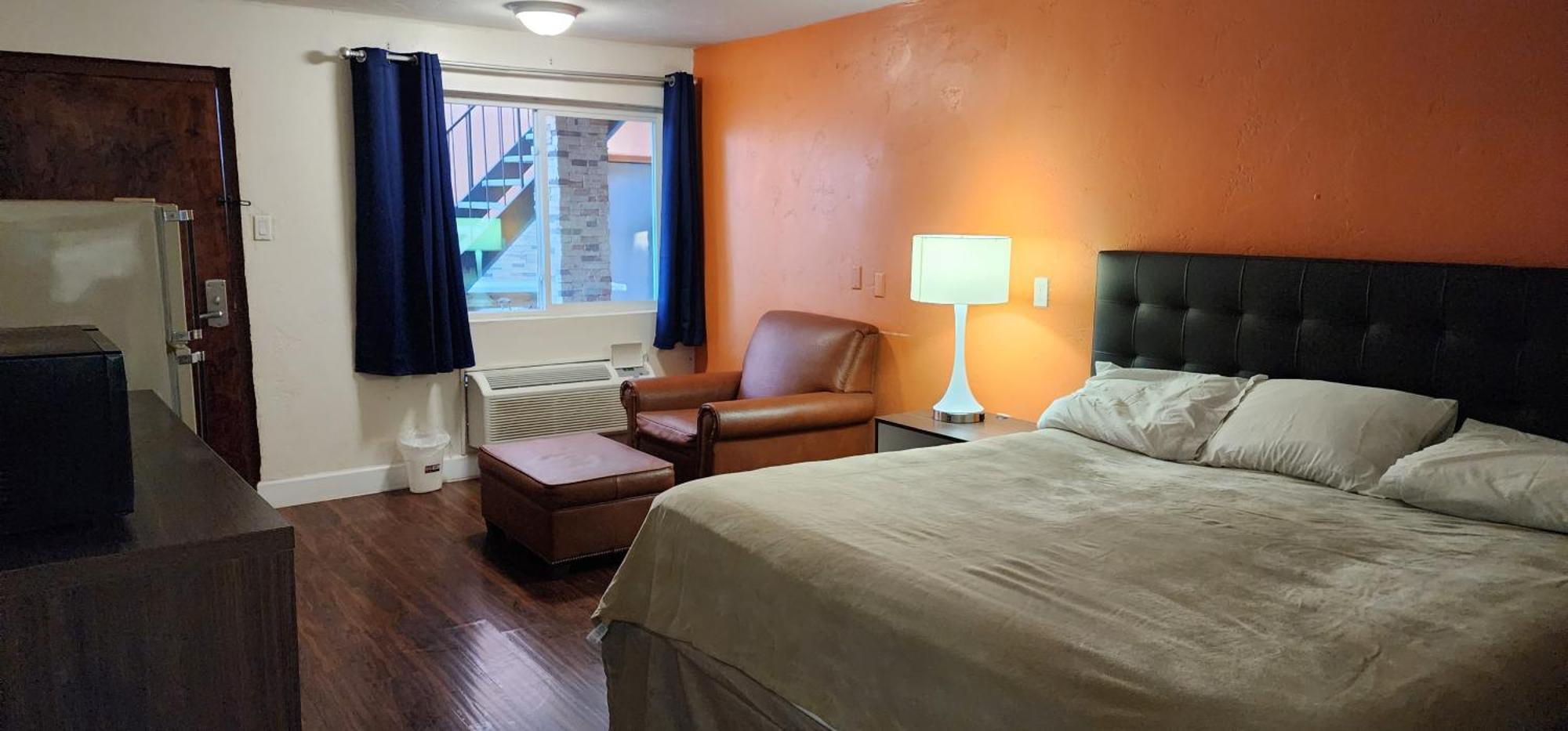 B&J Hotel And Apartments Пекос Екстериор снимка
