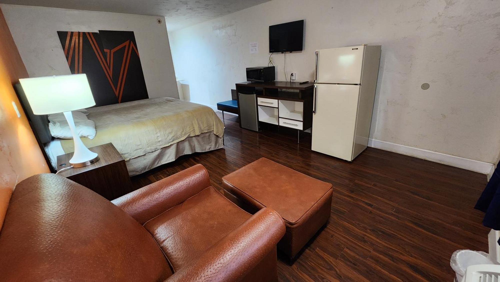 B&J Hotel And Apartments Пекос Екстериор снимка