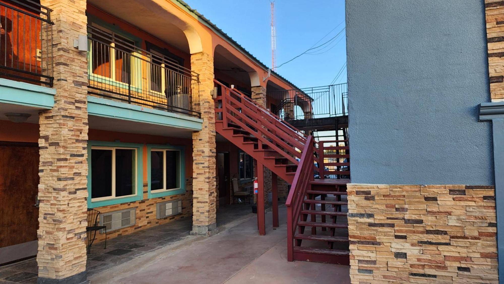 B&J Hotel And Apartments Пекос Екстериор снимка