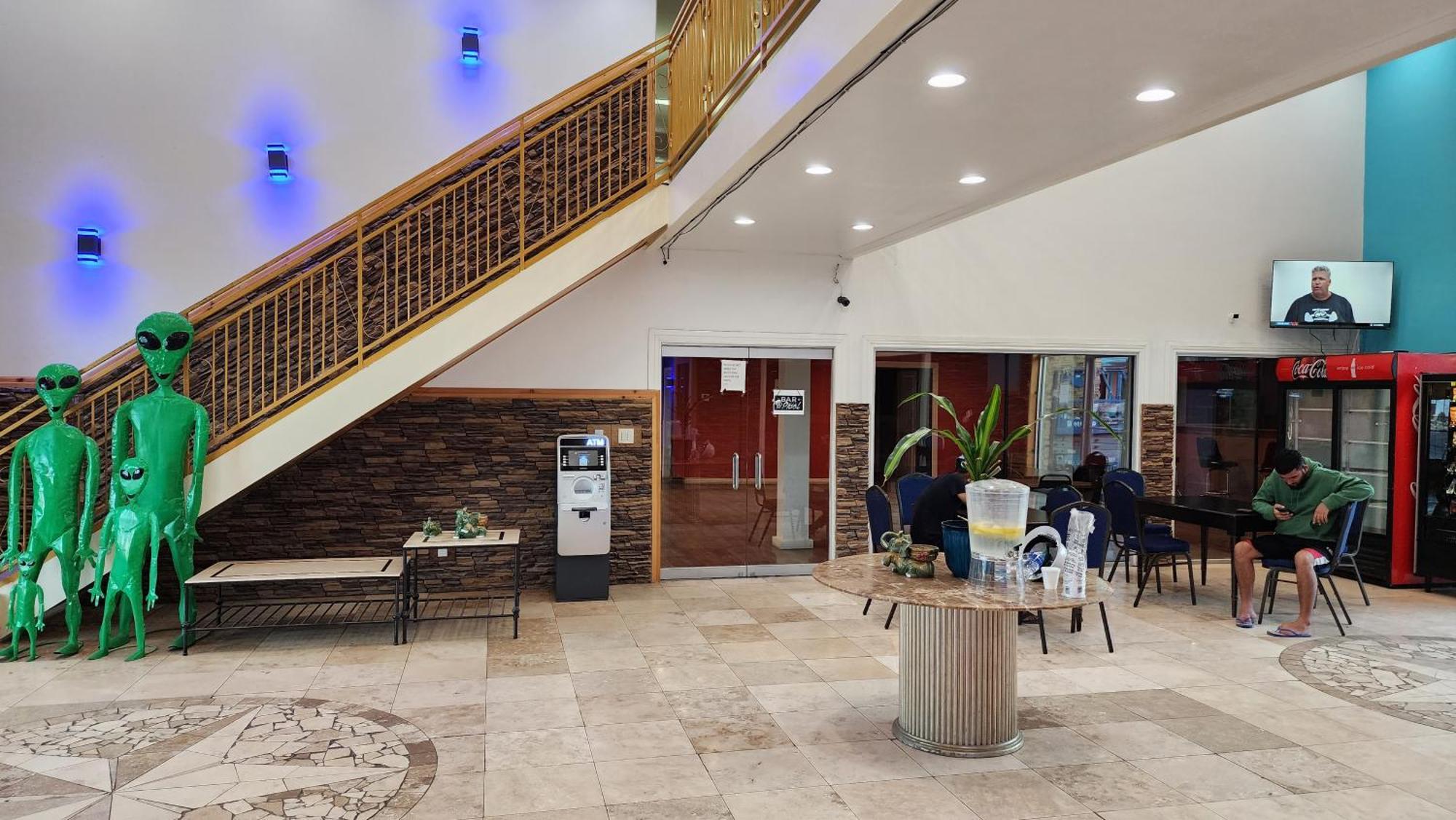 B&J Hotel And Apartments Пекос Екстериор снимка